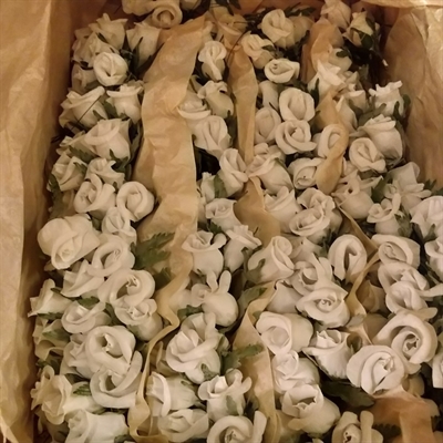 buket 5 hoveder hvide rosenknopper i papir papirkunst fra 1950\'erne genbrug