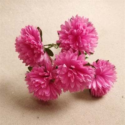 pink papir asters 5 blomster hoveder og lidt grønne blade i buket fra Tyskland fra 1950\'erne.