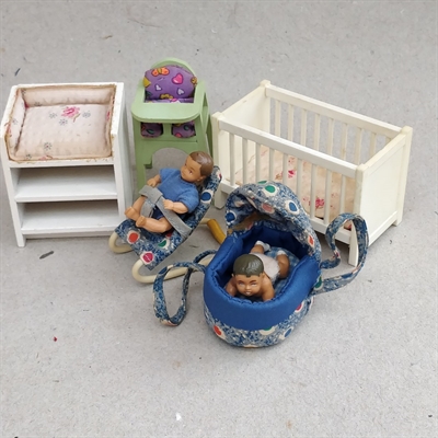 høj stol, tremmeseng, hvilestol, lift med blåt indtræk, puslebord dukkehus baby ting retro legetøj