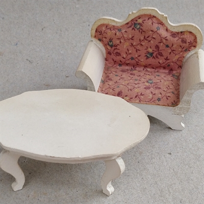 hvidt ovalt sofabord hvid lænestol med rød polstring  dukkehusmøbler retro legetøj