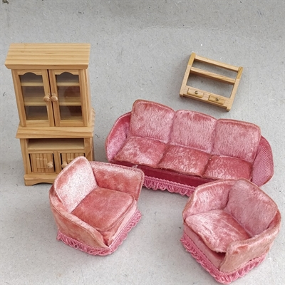 3 pers. sofa 2 lænestole rosafarvet polstring naturtræ vitrineskab og hylde med skuffer  miniature til dukkehuset