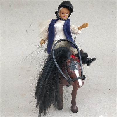 brun plastik hest sort manke og hale  rytter med ridehjelm gammelt legetøj