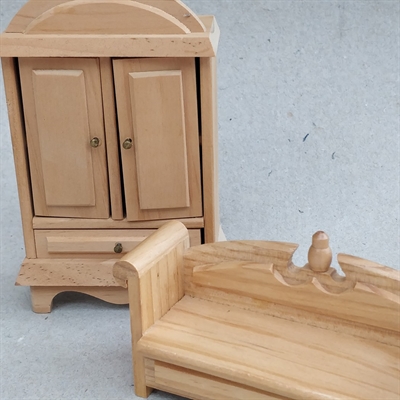 2 dørs klædeskab og slagbænk i naturtræ til dukkehuset, miniature ældre møbler