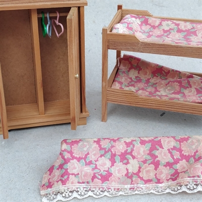 2 dørs garderobeskab med bøjler etageseng med røsa senge overkast og matchene gardin kappe miniature til dukke huset