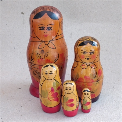 bemalede med blomster og med tørklæder russiske babushkadukker  gamle trædukker 