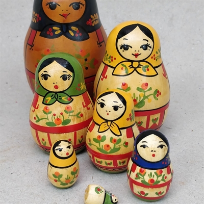 Tykmavede trædukker bemalede i klare farver og med malede tørklæder gamle russiske trædukker