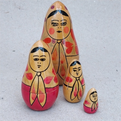 røde blomster bemalede gamle babushka dukker  med lidt spidse hoveder gamle russiske trædukker 