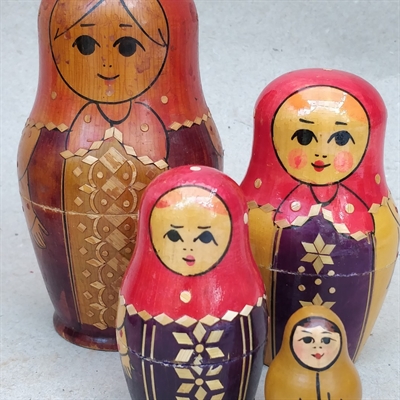 usædvanlige babushka dukker i træ dekoreret med stå og festligt malede 