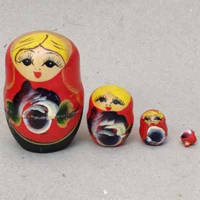 røde-guld-sort-dekorerede-babushka-dukker-trædukker-delbare-russiske