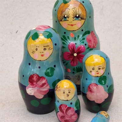 farverige-rosa-roser-gult-hår-træ-babushka-dukker-russiske-matryoshkadukker-delbare