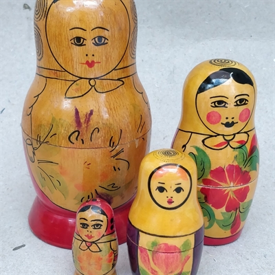 babushka-trædukker-natur-klassisk-malede-gamle-matryoshka-dukker