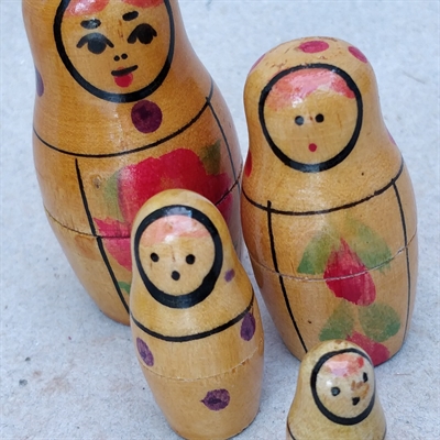 russiske-trædukker-rosa-rose-dekoration-passer-indeni-hinanden-gamle-dukker