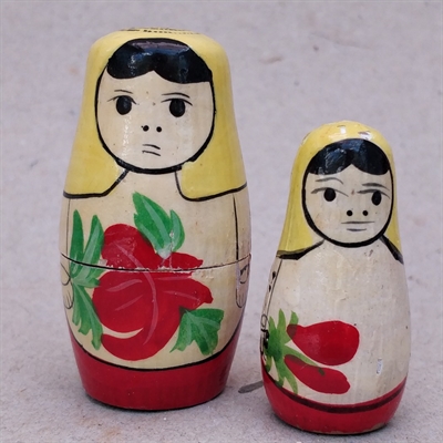 gule-tørklæder-røde-roser-bemalede-russiske-babushka-dukker-gammelt-legetøj-Rusland