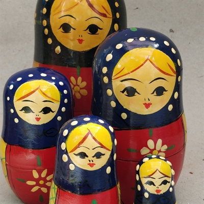 blå-røde-bemalede-glade-farver-trædukker-gamle-babushka-russiske-dukker