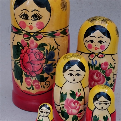 glade-farver-dekorerede-russiske-babushka-dukker-trædukker-Rusland