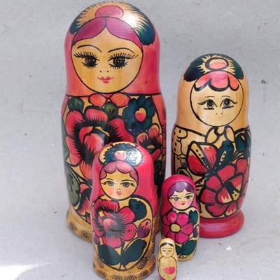 glade-farver-bemalede-gamle-babushka-dukker-træ-russiske-gammelt-legetøj-rusland