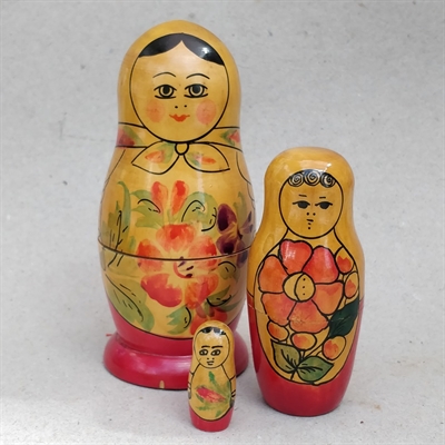 blomster-bemalede-træ-russiske-babushka-dukker-gammelt-legetøj