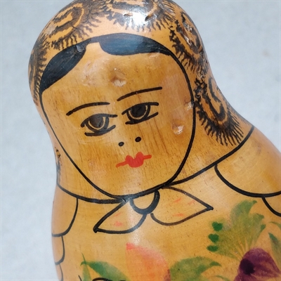 klassisk-dekoreret-bemalet-træ-babushkadukke-lilla-bagside-gammel russisk-dukke