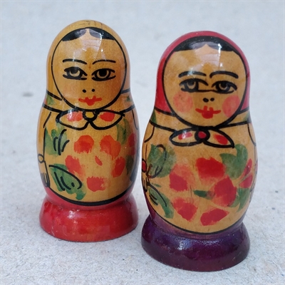 mini-træ-gamle-babushka-dukker-bemalede-rød-og-lilla-fod-fra-Rusland