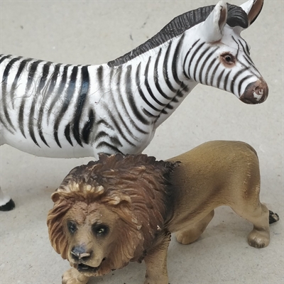 zebra-hvid-sort-stribet-løve-gul-legetøjsdyr-plastik-China