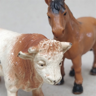 ko-brun-hvid-hest-brun-legetøjsdyr-Bully-gamle