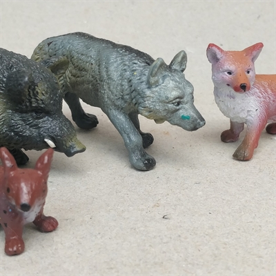 grå-ulv-rødt-egern-rød-ræv-brun-hare-gylden-kanin-gråt-vildsvin-plastik-legetøjsdyr