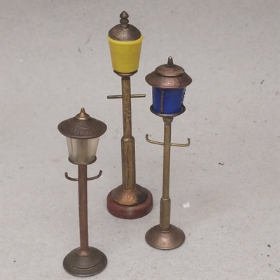 gadelamper-kobbermønter-gult-blåt-klart-fingerbøl-gammelt-håndarbejde