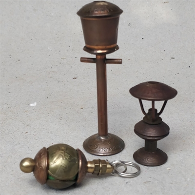 gadelampe-petroliumslampe-nøglering-kobbermønter-2ører-5ører-gammelt-håndværk.