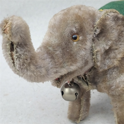 grå-plys-elefant-grønt-dækken-klokke-om-halsen-vintage-legetøj 