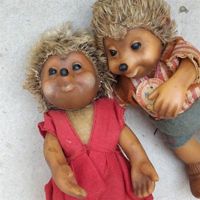 troldemor-rød-kjole-troldefar-blå-bukser-ternet-skjorte-Macki-Steiff-gamle-tyske-figurer