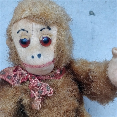 lesebrun-plys-abe-sløjfe-om-halsen-bevægelige-arme-ben-gammelt-krammedyr-legetøj