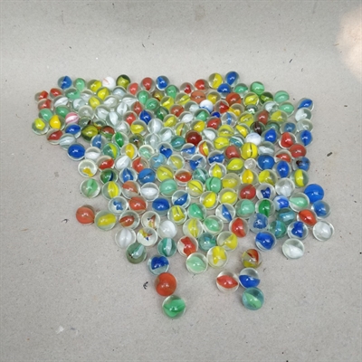 multifarvede gamle glaskugler i blå hvid stofpose