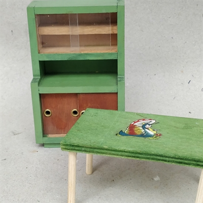 grøn reol og grønt sofabord træ dukkehusmøbler Ingwe dansk håndarbejde gammelt