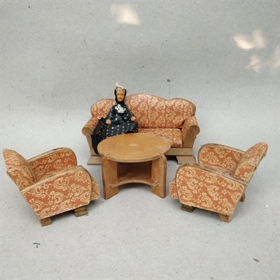 svag orange beige overpolsteret sofa og lænestole naturtræ rundt sofabord Thorngreen gammelt legetøj