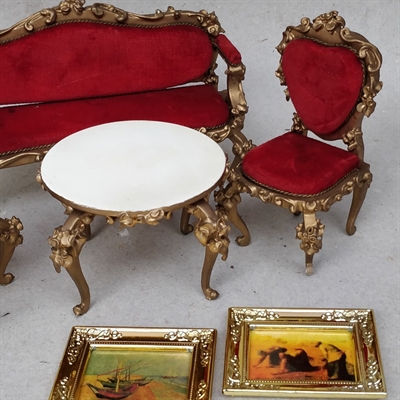sofa stole guld med rødt plys rundt sofabord guld og hvidt 2 malerier made in Germany Rudolf Szalast gamle dukkehus møbler