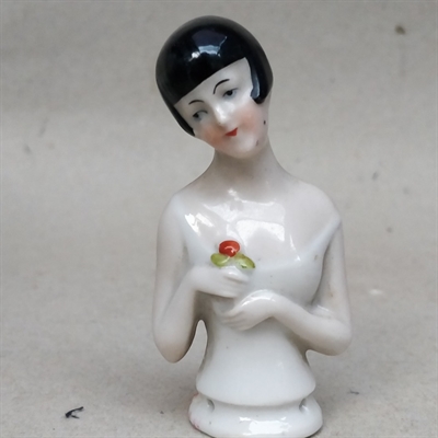 porcelæns halvdame sort pagehår blomst i hånden vintage nålepude figur