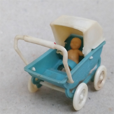 blå hvid plastik mini dukke barnevogn mini dukke med blå nederdel gammelt retro legetøj