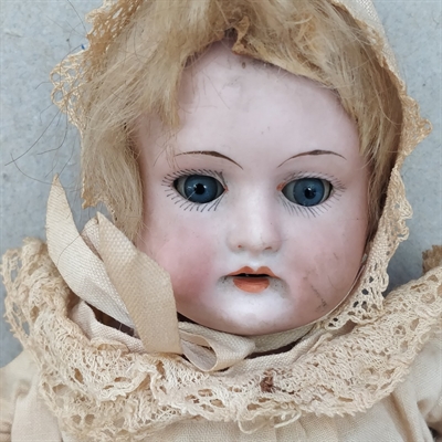 porcelænsdukke-gammel-tysk-A.M.-stofkrop-mamelukke-gammelt-legetøjr-armand-marseille