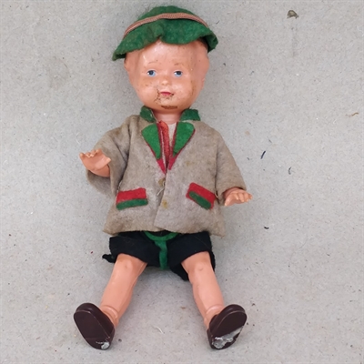 drenge-dukke-grøn -hat-grå-jakke-gammel dukkefigur-tyroler-tysk-retro