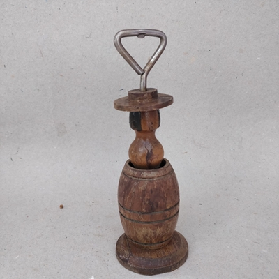 mand-med-hat-i-tønde-øloplukker-træoplukker-gammel-bevægelig-fræk