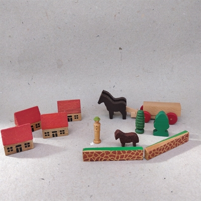 træhuse-røde-tage-traktor-hest-ko-gammelt-trælegetøj-