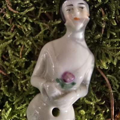 porcelæns-halvdukke-sort-hår-lilla-blomst-i-hånden-antik-figur-nålepudedukke