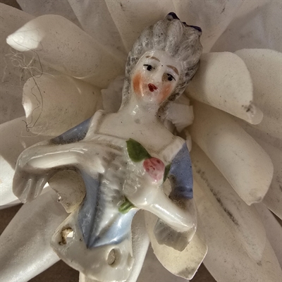 halvdukke-gammel-porcelænstorso-grå-roccocofrisure-lyseblå-bluse-nålepudemontering