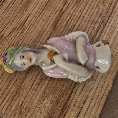 grøn-hat-på-sned-sart-rose-bluse-halvdukke-porcelæn-antik-nålepudedukke