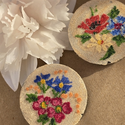 Blå-røde-hvide-blomsterbuketter-mini-glasperler-metal-rund-plade-gamle-franske-ubrændt-emalje