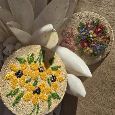 ubrændt emaljearbejde, mini glaskugler på rund metalplade gul og blandet buket gamle franske