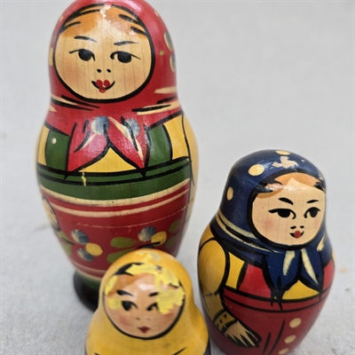 klare farver bemalede babushka dukker tørklæder gamle russiske trædukker delbare