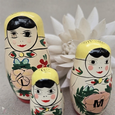 gule tørklæder rød kjole træ babushka dukker gamle russiske  LSM  malet på maven