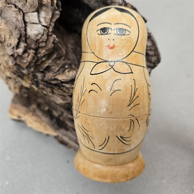 sort streg dekoration på naturtræ babushkadukke gammel  dukke fra Rusland genbrug