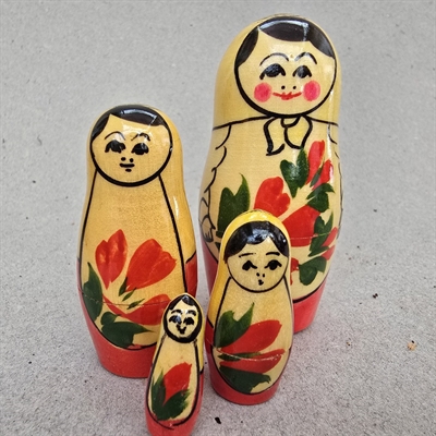 bemalede-glade-farver-trae-babushkadukker-gamle-russiske